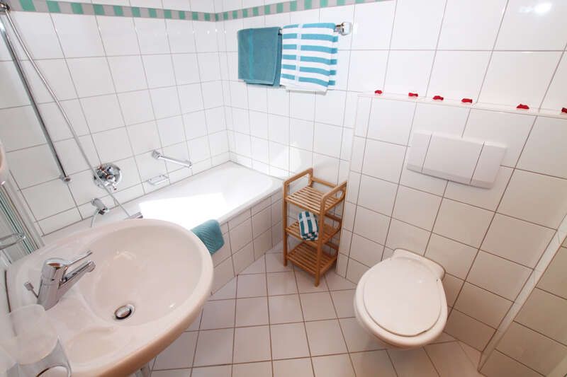 Badezimmer mit Wanne und WC im Zimmer 4 im Ferienheim Astrid in Serfaus