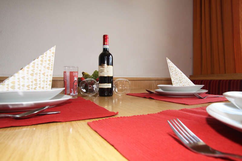 Gedeckter Esstisch im Appartement 2